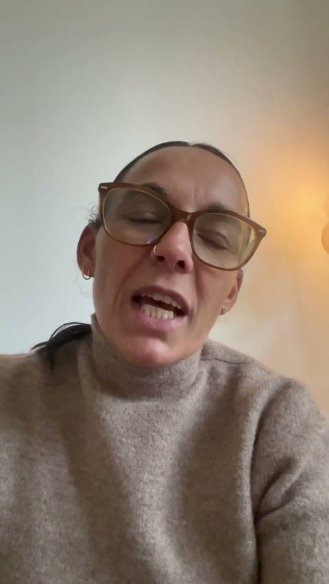 Standbild aus dem Vorstellungsvideo: Dunja spricht in die Kamera.