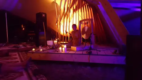 Sound Healing am Abend in warmem Licht.