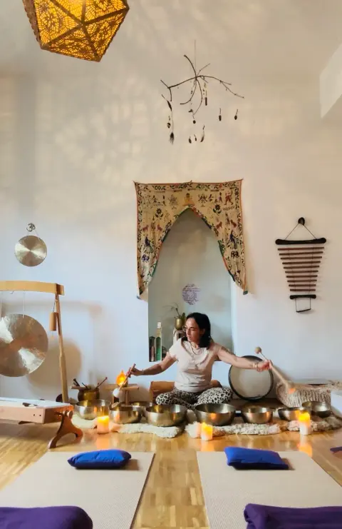 Ein Raum für Sound Healing mit Matten und Klangschalen.